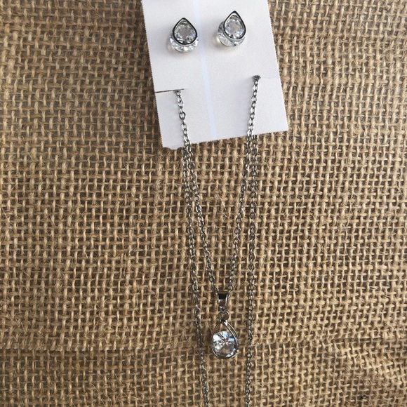 Stud Earring & Necklace Set - Picture 2 of 3